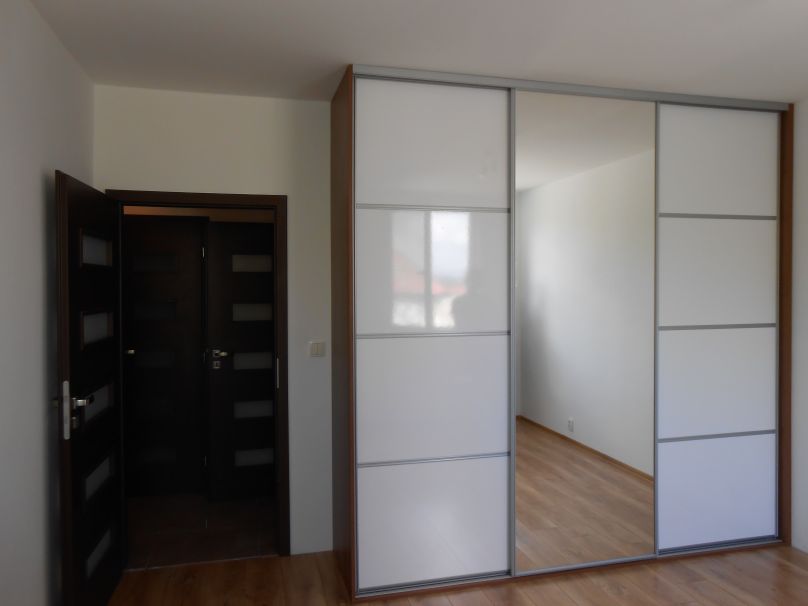 vstavaná skriňa orech/sklo
