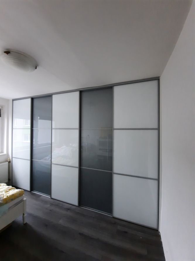 Vstavané skrine doornet-biely+sivy lacobel