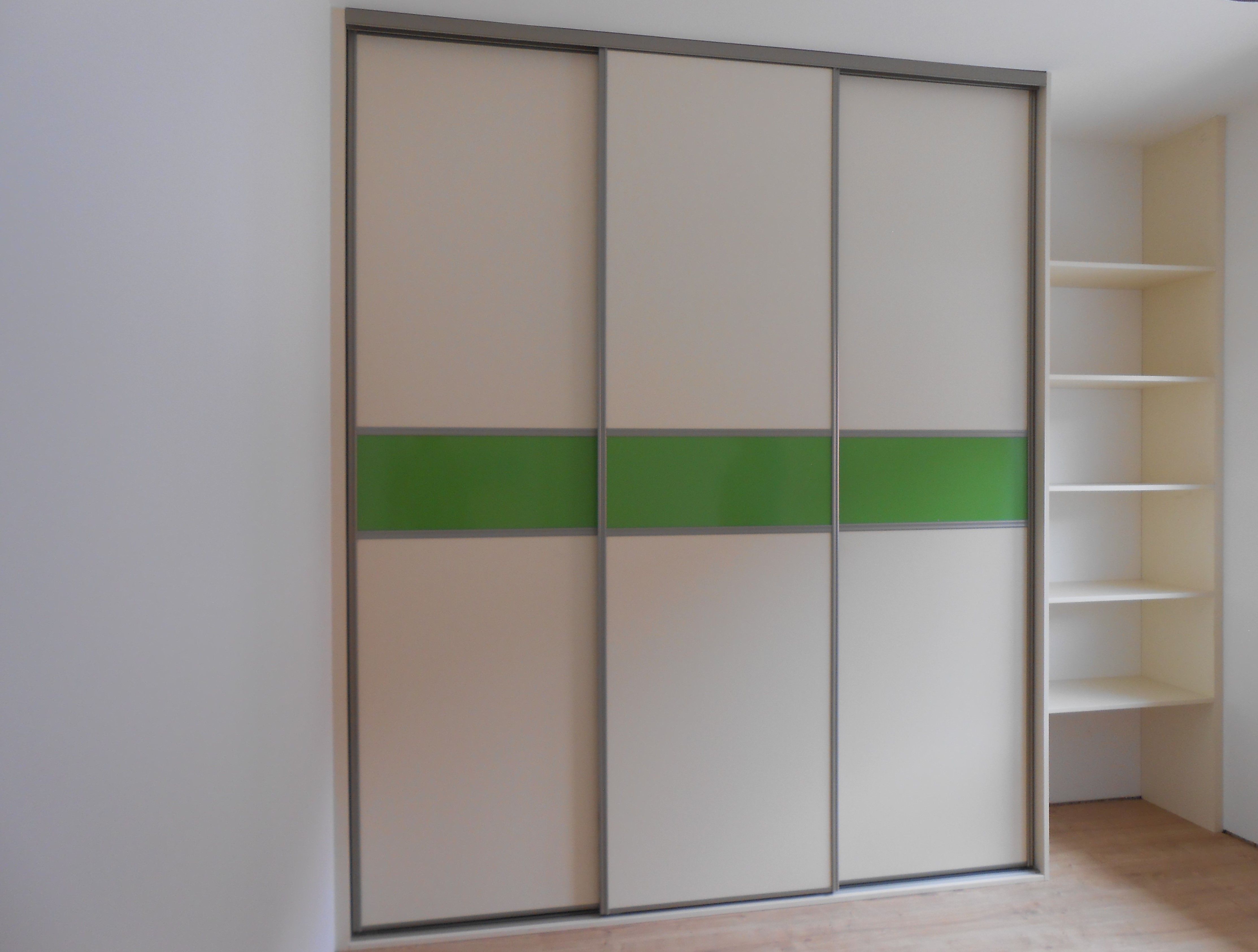 Vstavané skrine doornet-Brezno-Vanilka U 108 / zelený lacobel+knižnica