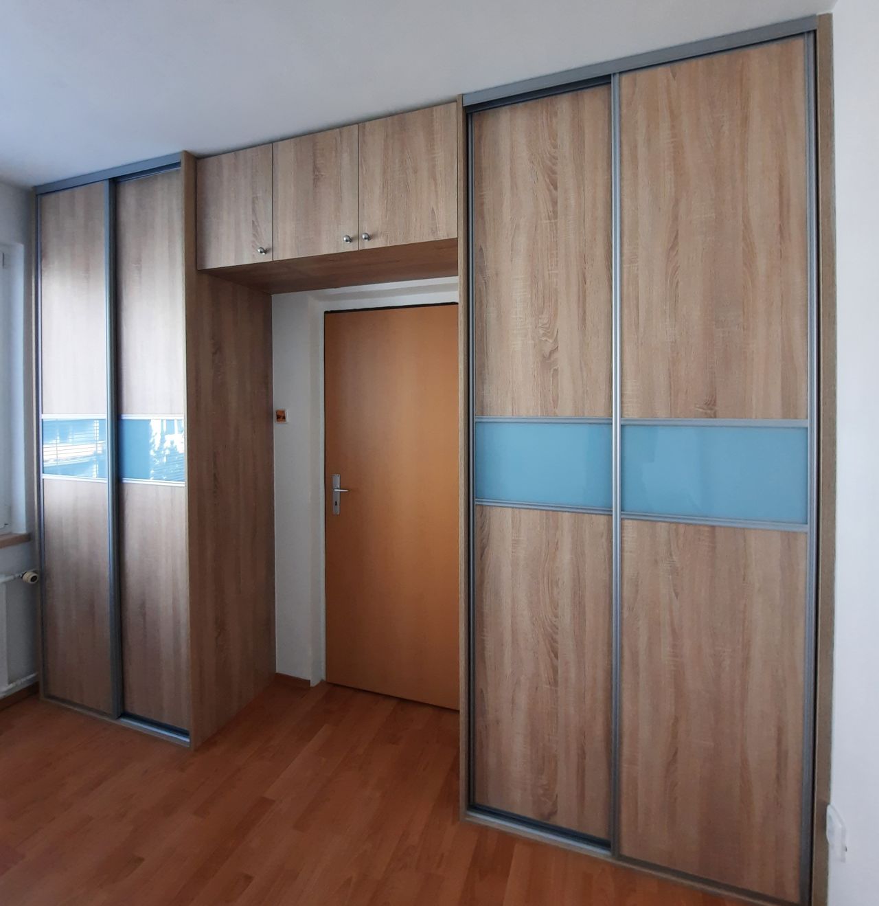 Vstavané skrine doornet-Banská Bystrica-Bardolino+lacobel pastel blue